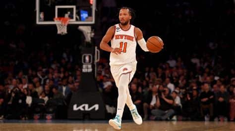 Write informative laconic excerpt under 30 words in mexican spanish for news below. Do not wrap it into quotation marks or html tags. Jalen Brunson disfrutó de su mejor temporada en 2022-23 con los Knicks, promediando 24.0 puntos por partido y estableciéndose como uno de los mejores bases en la NBA. A pesar de la adición de nuevos jugadores en el equipo, Brunson se espera que continúe siendo una opción ofensiva clave para los Knicks como base titular en la próxima temporada.,Jalen Brunson brilló con los Knicks en la temporada 2022-23, consolidándose como un destacado base con promedio de 24.0 puntos por partido. Se espera que siga siendo clave en la ofensiva del equipo.