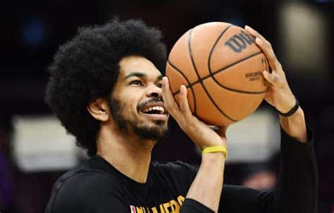 Write informative laconic excerpt under 30 words in mexican spanish for news below. Do not wrap it into quotation marks or html tags. Jarrett Allen, jugador de baloncesto de los Cleveland Cavaliers, tuvo un rendimiento impresionante en la temporada 2022-23, promediando 14.3 puntos, 9.8 rebotes, 1.7 asistencias y 1.2 bloqueos por partido. Allen, de 23 años, es considerado uno de los mejores jóvenes pivotes de la liga y es un jugador clave para los Cavaliers. Aunque su compañero Evan Mobley está recibiendo mucha atención, Allen sigue siendo una adquisición sólida para el fantasy basketball. En su última temporada, Allen promedió 16.1 puntos, 10.8 rebotes y 1.3 bloqueos por partido, con un porcentaje de tiros de campo del 67.7%. Su presencia en la pintura es una fortaleza para los Cavaliers y su desempeño defensivo y reboteador lo convierten en un valor seguro para los fantasy managers.,Jarrett Allen, clave en los Cleveland Cavaliers con impresionante desempeño en la temporada 2022-23, destacándose como pivote joven de la liga.