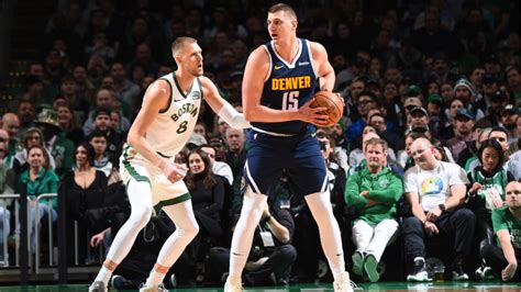 Write informative laconic excerpt under 30 words in mexican spanish for news below. Do not wrap it into quotation marks or html tags. Nikola Jokic, jugador de los Nuggets de la NBA, se perfila como la opción más popular en los drafts de fantasía debido a sus impresionantes estadísticas y su eficiencia en el juego. Jokic promedió 24.5 puntos, 11.8 rebotes y 9.8 asistencias la temporada pasada, liderando la liga en triple-dobles. Jokic se ha establecido como uno de los mejores jugadores de la NBA, especialmente en la ofensiva, y ha ganado dos premios MVP consecutivos. Además, se convirtió en el MVP de las Finales en la temporada 2022-23. Su porcentaje de tiros de campo y su eficacia en general lo hacen una opción segura y confiable para los gerentes de fantasía.,Nikola Jokic, estrella de los Nuggets de la NBA, es la sensación de los drafts de fantasía con sus impresionantes números y eficacia en la cancha. Ganador del MVP.