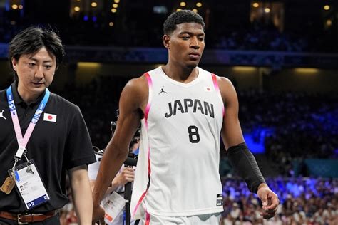 Write informative laconic excerpt under 30 words in mexican spanish for news below. Do not wrap it into quotation marks or html tags. Rui Hachimura, jugador de baloncesto, ha firmado un contrato de tres años y $51 millones con los Lakers de Los Ángeles. Hachimura tuvo una destacada actuación en los playoffs pasados, promediando 29 puntos y mostrando su habilidad en el tiro de triples. Antes de unirse a los Lakers, Hachimura jugó para los Washington Wizards, donde tuvo una temporada discreta pero mostró destellos de talento, incluyendo dos partidos de 30 puntos. Fue traspasado a Los Ángeles en enero de este año. Se espera que Hachimura siga saliendo desde el banquillo en esta temporada, pero tenga un impacto consistente en el juego. Su capacidad para anotar en doble dígitos y su efectividad en el tiro lo convierten en una opción interesante para los equipos de fantasía. La lesión de tobillo le costó un mes de acción a Hachimura al comienzo de la temporada, pero logró mejorar su eficiencia como tirador, con un porcentaje de campo y de triples superiores a sus temporadas anteriores.,El jugador de baloncesto Rui Hachimura firma con los Lakers de Los Ángeles por $51 millones. Destacó en los playoffs con promedio de 29 puntos. Lesionado al inicio de esta temporada.