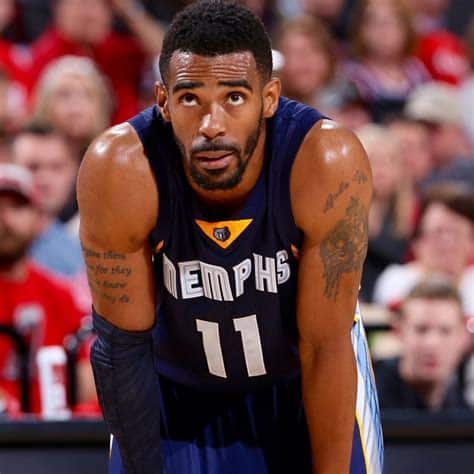 Write informative laconic excerpt under 30 words in mexican spanish for news below. Do not wrap it into quotation marks or html tags. Mike Conley es trasladado a los Timberwolves después de una temporada sorprendentemente competitiva con los Jazz. Conley promedió 14 puntos, 3.1 rebotes, 5.0 asistencias, 1.2 robos y 2.4 triples por partido en Minnesota. A pesar de tener 36 años y enfrentar la competencia de otros bases jóvenes, Conley sigue siendo un valor para los equipos de fantasía.,Mike Conley se une a los Timberwolves tras destacar con los Jazz. A los 36 años, sigue siendo una opción valiosa en fantasía.