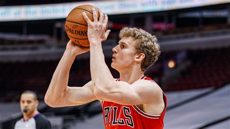 Write informative laconic excerpt under 30 words in mexican spanish for news below. Do not wrap it into quotation marks or html tags. Lauri Markkanen tuvo una destacada temporada 2022-23 con los Utah Jazz, promediando 25.6 puntos, 8.6 rebotes y 3.0 triples por partido. Markkanen fue nombrado Jugador Más Mejorado de la temporada y llevó a los Jazz a sorprender en la liga. En la próxima temporada, Markkanen será nuevamente la opción ofensiva principal de los Jazz, pero podría enfrentar mayor competencia con la llegada de nuevos jugadores al equipo.,Lauri Markkanen brilló en la temporada 2022-23 con Utah Jazz, siendo el Jugador Más Mejorado y líder ofensivo. Enfrentará nueva competencia la próxima temporada.