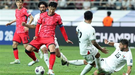 Write informative laconic excerpt under 30 words in mexican spanish for news below. Do not wrap it into quotation marks or html tags. Nov 21, 2024, 04:48 AM ETTottenham captain Son Heung-Min praised the spirit showed by Palestine after they held South Korea to a 1-1 draw in the third round of Asian qualifiers for the 2026 FIFA World Cup on Tuesday.While South Korea were overwhelming favourites for the tie -- which was played in neutral territory on Jordanian soil -- it was Palestine who took the lead after 12 minutes before Son equalised shortly after.Despite the designated away team&apos;s best efforts, Palestine were able to hold out for a valuable point that leaves them in with a chance of reaching the next round of qualification at the very least, keeping alive their unlikely World Cup dream.It was the second time in the campaign that the Palestinians have frustrated their more-illustrious opponents, having memorably eked out a 0-0 draw in Seoul back in September.Palestine continue to defy the odds amid the backdrop of the ongoing Israel-Hamas conflict, having not played a true home game since 2019.It was this spirit that garnered them praise from Son immediately after the match."I want to give a round of applause to the Palestine team," said a magnanimous Son, in spite of his disappointment at the result."Seeing them work so hard, even in difficult conditions, is something I think we can learn from."I think they were well prepared and executed their plans really well."Despite being without a club for over a year now due to the Israel-Hamas conflict, Palestine goalkeeper Rami Hamadeh produced a series of inspired displays to help his team to impressive draws against South Korea. Han Myung-Gu/Getty ImagesAcross their two meetings with the South Koreans, Palestine had to withstand 32 efforts on goal with custodian Rami Hamadeh rising to the challenge on both occasions.Further highlighting the tribulations that Palestine are persevering through, Hamadeh has now been without a club for over a year and is one of four players in the latest squad who are currently unattached.Even after their previous meeting with South Korea, Hamadeh had already spoken on the hurdles they have had to overcome just to participate in the qualifiers."We haven&apos;t done any [training] camps. The [overseas-based] players haven&apos;t been with us a lot of the time," he explained."I&apos;ve been without a team for a year because of the war - the league has stopped in Palestine."I train alone. I train with my friends. [But] I have a responsibility to be here."The Asian qualifiers resume in March with South Korea taking on Oman and Jordan, while Palestine will look to continue their spirited showings against Jordan and Iraq. ,El capitán del Tottenham, Son Heung-Min, elogió el espíritu mostrado por Palestina al empatar 1-1 con Corea del Sur en las eliminatorias asiáticas para el Mundial 2026.