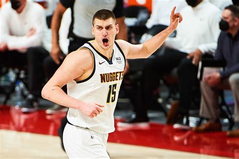 Write informative laconic excerpt under 30 words in mexican spanish for news below. Do not wrap it into quotation marks or html tags. El jugador de la NBA, Nikola Jokic, fue nombrado el MVP de las Finales y finalizó la temporada como el jugador número uno en valor de fantasía. Jokic promedió 24.5 puntos, 11.8 rebotes y 9.8 asistencias por partido, liderando la liga en triples-dobles. A pesar de la lesión de Jamal Murray y las limitaciones de Michael Porter Jr., Jokic demostró ser uno de los mejores jugadores en la NBA y la opción más popular en los drafts de fantasía.,Nikola Jokic, de la NBA, MVP de las Finales. Líder en valor de fantasía, triples-dobles y destacando pese a bajas en su equipo.