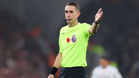 Write informative laconic excerpt under 30 words in mexican spanish for news below. Do not wrap it into quotation marks or html tags. PGMOL, the refereeing body for English football, has said that the investigation into Premier League referee David Coote is continuing and he remains suspended pending the outcome of the disciplinary process.Coote, 42, was initially stood down by PGMOL on Nov. 11 after a first video was posted to X which showed the referee making disparaging remarks about Liverpool and their former manager Jürgen Klopp.Two days later, another video, filmed by Coote and shared to a friend on WhatsApp, was published by The Sun. It was allegedly taken at a UEFA-appointed hotel on July 6, the day after his final appointment at Euro 2024 as support VAR for the Portugal vs. France quarterfinal, and showed him sniffing a white powder.Coote had already been suspended by UEFA in alignment with PGMOL, and European football&apos;s governing body subsequently opened its own investigation.A PGMOL spokesperson said on Thursday: "We are following an internal process and taking the allegations into David Coote&apos;s conduct very seriously as part of our ongoing full and thorough investigation. Whilst David remains suspended, his welfare continues to be important to us and he is aware of the support network available to him." ,La investigación contra el árbitro David Coote de la Premier League continúa tras ser suspendido por presuntos comportamientos inapropiados.