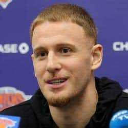 Write informative laconic excerpt under 30 words in mexican spanish for news below. Do not wrap it into quotation marks or html tags. Donte DiVincenzo ha firmado un contrato de cuatro años con los New York Knicks y se espera que juegue minutos como suplente. DiVincenzo tuvo una temporada sólida con los Sacramento Kings en el 2022, promediando 10.3 puntos, 4.4 rebotes, 3.6 asistencias y 1.5 robos en 26.6 minutos por juego. El papel de DiVincenzo con los Golden State Warriors en la temporada 2023-24 será determinado por una competencia en el backcourt con Jordan Poole, Moses Moody y Jonathan Kuminga.,DiVincenzo firma con Knicks, tras sólida temporada en los Kings. Su rol en los Warriors dependerá de la competencia en el backcourt.