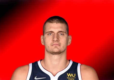 Write informative laconic excerpt under 30 words in mexican spanish for news below. Do not wrap it into quotation marks or html tags. El jugador de los Denver Nuggets, Nikola Jokic, ha sido uno de los mejores jugadores de la NBA en los últimos años, siendo dos veces MVP y ganador del MVP de las Finales en la temporada 2022-23. Jokic ha promediado casi un triple-doble en las últimas temporadas, con 24.5 puntos, 11.8 rebotes y 9.8 asistencias por partido. A pesar de contar con compañeros como Jamal Murray y Michael Porter Jr., Jokic se ha establecido como el mejor jugador ofensivo de la liga, siendo una opción segura en los drafts de fantasía.,Nikola Jokic de Denver Nuggets, dos veces MVP de la NBA, MVP de las Finales 2022-23. Promedio casi triple-doble. Mejo jugador ofensivo.