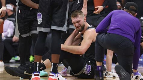 Write informative laconic excerpt under 30 words in mexican spanish for news below. Do not wrap it into quotation marks or html tags. Domantas Sabonis fue una figura de consistencia durante la temporada 2022-23 con los Kings de Sacramento, promediando 19.1 puntos, 12.3 rebotes y 7.3 asistencias por juego. Los Kings confían plenamente en Sabonis y están construyendo un equipo competitivo alrededor de él y De'Aaron Fox. A pesar de su producción defensiva limitada, Sabonis es uno de los mejores jugadores de fantasía en la posición de centro debido a su capacidad para entregar asistencias y su habilidad para capturar rebotes.,Domantas Sabonis destaca en los Kings con promedios de 19.1 puntos, 12.3 rebotes y 7.3 asistencias. Pieza clave en equipo competitivo. Habilidad única en fantasía.