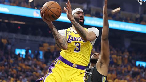 Write informative laconic excerpt under 30 words in mexican spanish for news below. Do not wrap it into quotation marks or html tags. Anthony Davis ha tenido problemas de lesiones durante las últimas temporadas, pero tuvo una excelente temporada en 2022-23 a pesar de jugar solo 56 partidos, siendo el 22º en valor total en ocho categorías de fantasía. A pesar de sus problemas de lesiones, Davis es considerado el claro segunda opción del equipo detrás de LeBron James en los Lakers y tiene talento para dominar en el juego del pick-and-roll con los jugadores de perímetro del equipo. Davis es un jugador talentoso y dominante en ambos lados de la cancha, y su combinación de producción ofensiva y números defensivos hacen de él un jugador de fantasía de primera ronda, aunque su valor se ve afectado por las lesiones.,Anthony Davis, estrella de los Lakers, destaca en fantasía a pesar de lesiones, siendo clave junto a LeBron James por su versatilidad en cancha.