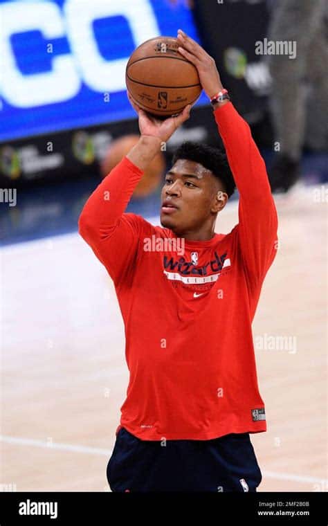 Write informative laconic excerpt under 30 words in mexican spanish for news below. Do not wrap it into quotation marks or html tags. Rui Hachimura firma un contrato de tres años y $51 millones para quedarse con los Lakers Hachimura tuvo un desempeño destacado en los playoffs de Los Angeles, promediando 29 puntos por juego y un 48.7% de efectividad en triples Se espera que Hachimura continúe saliendo desde el banquillo pero tenga un impacto constante en los minutos que juegue Rui Hachimura, jugador de baloncesto, firmó un contrato de tres años y $51 millones para continuar con Los Angeles Lakers después de su destacada actuación en los playoffs. Durante los playoffs, Hachimura promedió 29 puntos por juego y tuvo un 48.7% de efectividad en tiros de tres puntos. Aunque se espera que siga saliendo desde el banquillo, se espera que tenga un impacto consistente en los minutos que juegue con el equipo.,Rui Hachimura, destacado en playoffs de Lakers, firma contrato de $51 millones por 3 años. Expectativas de impacto constante desde el banquillo.