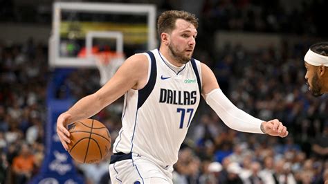 Write informative laconic excerpt under 30 words in mexican spanish for news below. Do not wrap it into quotation marks or html tags. Luka Doncic fue seleccionado para el All-NBA First Team después de una destacada temporada en 2022-23. Promedió 32.4 puntos, 49.6% de tiros de campo y 1.4 robos por partido. Doncic es considerado una selección de primera ronda en todas las ligas de fantasía debido a su producción consistente y su alto uso de la pelota. A pesar de tener problemas en su porcentaje de tiros libres, Doncic es uno de los jugadores más valiosos en el mundo de la fantasía debido a su capacidad para contribuir en múltiples categorías.,Luka Doncic, seleccionado para el All-NBA First Team por su impresionante promedio de puntos y robos. Valioso en ligas de fantasía a pesar de sus tiros libres.