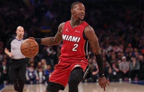 Write informative laconic excerpt under 30 words in mexican spanish for news below. Do not wrap it into quotation marks or html tags. - Terry Rozier logró promedios de 21.1 puntos y 5.1 asistencias por partido en la temporada pasada, liderando al equipo de los Hornets en ausencia de LaMelo Ball y Miles Bridges. (Fuente: NBA.com) - A pesar del récord negativo de los Hornets de 27-55, Rozier registró varias actuaciones impresionantes, incluyendo un juego de 39 puntos en enero contra los Bucks. (Fuente: NBA.com) - Rozier tendrá la oportunidad de crecer y brillar junto a un joven y talentoso equipo de los Hornets en la próxima temporada. (Fuente: NBA.com),Terry Rozier, líder destacado de los Hornets la temporada pasada, continúa brillando a pesar del récord negativo del equipo. Oportunidad de crecimiento en la próxima temporada.