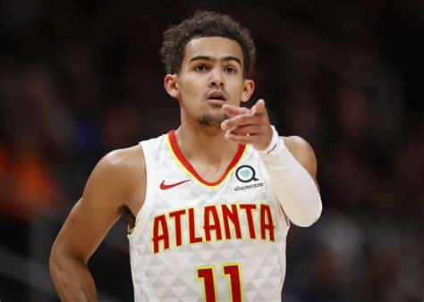 Write informative laconic excerpt under 30 words in mexican spanish for news below. Do not wrap it into quotation marks or html tags. Trae Young de los Atlanta Hawks es considerado uno de los mejores bases puros de la NBA. Fue el octavo jugador que acumuló más puntos de fantasía en la temporada pasada. A pesar de sus deficiencias defensivas, su disponibilidad y producción ofensiva lo convierten en una pieza clave para los Hawks.,Trae Young, base de los Atlanta Hawks, destacado en ataque y líder en puntos de fantasía. Clave a pesar de sus fallos defensivos.