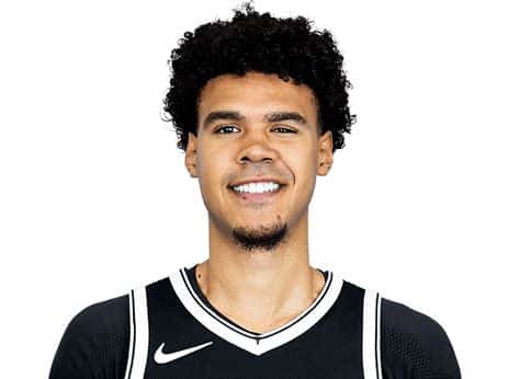 Write informative laconic excerpt under 30 words in mexican spanish for news below. Do not wrap it into quotation marks or html tags. El jugador de baloncesto Cameron Johnson sufrió una lesión en el menisco y estuvo fuera de juego durante casi 10 semanas en la temporada 2022-23. Fue transferido al equipo de Brooklyn Nets en un intercambio que trajo a Kevin Durant a Phoenix. A pesar de la lesión y el cambio de equipo, Johnson tuvo una destacada actuación al final de la temporada, promediando 16.6 puntos, 4.8 rebotes, 2.1 asistencias y 1.4 robos en 25 juegos con los Nets.,Cameron Johnson se destaca con los Brooklyn Nets después de superar lesión y cambio de equipo, promediando 16.6 puntos en 25 juegos.