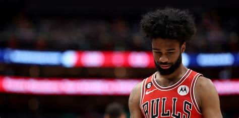 Write informative laconic excerpt under 30 words in mexican spanish for news below. Do not wrap it into quotation marks or html tags. Coby White termina la temporada con estadísticas más bajas en su carrera White renueva contrato con los Bulls a pesar de su rol reducido Con la lesión de Lonzo Ball, White competirá por minutos en la rotación del equipo El jugador de baloncesto Coby White concluyó la temporada con las peores estadísticas de su carrera, promediando solo 9.7 puntos, 2.9 rebotes, 2.8 asistencias y 1.7 triples por partido. Su rol disminuyó, jugando en promedio solamente 23.4 minutos por partido y siendo titular en solo dos de los 74 juegos en los que participó. A pesar de esto, los Bulls decidieron renovar su contrato por tres años. Ahora, con la lesión de Lonzo Ball, White tendrá que competir por minutos en la rotación del equipo junto a Jevon Carter, Alex Caruso y Ayo Dosunmu. Aunque su impacto en el fantasy basketball podría ser limitado, se destaca su porcentaje de tiro de campo (44.3%) y de triples (37.2%).,Coby White termina temporada con bajas estadísticas, renueva con Bulls y compite por minutos tras lesión de Lonzo Ball. Su tiro destaca.