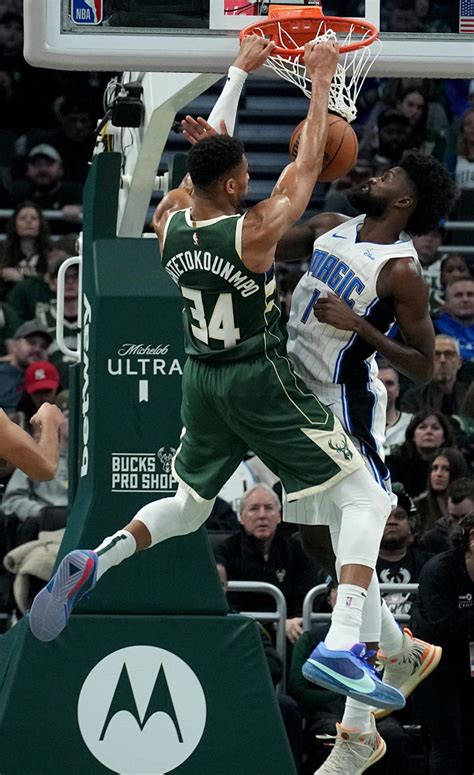 Write informative laconic excerpt under 30 words in mexican spanish for news below. Do not wrap it into quotation marks or html tags. Giannis Antetokounmpo, jugador de los Bucks de Milwaukee, tuvo una destacada temporada con promedios de 31.1 puntos, 12.3 intentos de tiros libres, 0.8 robos y 0.8 bloqueos por partido en la temporada 2022-23, pero su porcentaje de tiros libres de 64.5% lo posicionó en el lugar 37 en valor de fantasía de ocho categorías por partido. Antetokounmpo ha sido votado para el primer equipo All-NBA por quinta temporada consecutiva en 2022-23 y ha establecido nuevos récords personales en puntos y intentos de tiros libres por partido. A pesar de su mediocre porcentaje de tiros libres, Antetokounmpo sigue siendo una selección segura en la primera ronda de los drafts de fantasía debido a su impacto en puntos, rebotes y otros aspectos del juego.,Giannis Antetokounmpo destaca en la NBA por su versatilidad, a pesar de sus retos en tiros libres. Reconocido en All-NBA con impresionantes registros personales.