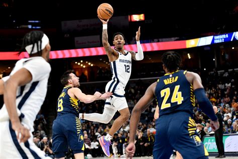 Write informative laconic excerpt under 30 words in mexican spanish for news below. Do not wrap it into quotation marks or html tags. El jugador de baloncesto Ja Morant, de los Memphis Grizzlies, ha sido suspendido por 25 partidos al inicio de la temporada 2023-24 por mostrar un arma en vivo en Instagram durante el receso de la temporada. Con la suspensión de Morant, los Grizzlies han adquirido al base Marcus Smart en un traspaso de tres equipos para reforzar su posición de base. Morant ha mostrado un gran rendimiento en temporadas anteriores y se espera que vuelva a liderar la ofensiva de los Grizzlies cuando regrese de su suspensión.,Ja Morant suspendido por mostrar arma en vivo en Instagram. Memphis Grizzlies adquieren a Marcus Smart para reforzar base. Morant liderará al regresar.