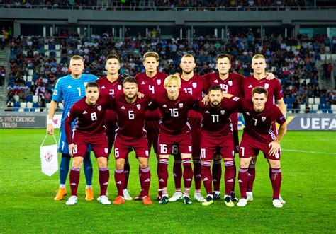 Write informative laconic excerpt under 30 words in mexican spanish for news below. Do not wrap it into quotation marks or html tags. Nov 7, 2024, 08:54 AM ETJulian Nagelsmann&apos;s squad for the Nations League erroneously featured a Latvia player. GettyGermany had to hurriedly revise their squad list for the Nations League on Thursday after accidentally including a player from Latvia.Listed alongside players like Real Madrid&apos;s Antonio Rüdiger and Arsenal&apos;s Kai Havertz on the German football federation website was the name of Dario Sits.Sits is a 20-year-old forward from Dutch second division team Helmond Sport, where he&apos;s on loan from Italian club Parma. Sits made his debut for Latvia last month and the closest he&apos;s come to the German national team was playing for Latvia against Germany under-21s in 2022.Sits&apos; name was quickly removed and the federation blamed "a technical error in the database" in an emailed statement to The Associated Press.Otherwise, the squad for games against Bosnia-Herzegovina and Hungary next week contains few surprises. Germany have already qualified for the Nations League quarterfinals next year, and are pushing to win their group.With Barcelona&apos;s Marc-André ter Stegen still injured, Manchester City backup goalkeeper Stefan Ortega could win his first cap for Germany. Ortega has played four times for City this season and is one of three goalkeepers picked along with Stuttgart&apos;s Alexander Nübel and Hoffenheim&apos;s Oliver Baumann.Havertz and Bayern Munich attacking midfielder Jamal Musiala return after missing Germany&apos;s last games with injuries, while the Borussia Dortmund midfield duo of Felix Nmecha and Julian Brandt have been recalled for the first time this year. ,Alemania corrigió lista de convocados por error que incluyó a jugador de Letonia para la Liga de Naciones. El delantero Dario Sits fue removido rápidamente.