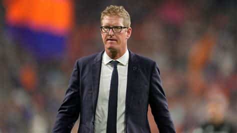 Write informative laconic excerpt under 30 words in mexican spanish for news below. Do not wrap it into quotation marks or html tags. Nov 7, 2024, 12:34 PM ETPHILADELPHIA -- The MLS&apos; Philadelphia Union have fired coach Jim Curtin after 11 seasons with the club.The team announced Curtain&apos;s dismissal Thursday and said it had begun the search for a replacement. The Union&apos;s statement said details about an interim coaching staff will be announced in the "coming days."Union owner Jay Sugarman wished Curtin well and called him a "remarkable leader and an integral part of our team&apos;s success during his tenure."Jim Curtin led Philadelphia Union to a disappointing 12-place finish in the Eastern Conference this season. Jeff Dean/Getty ImagesCurtin was hired in 2014. He had a record-setting 2022 season as the Union reached their first MLS Cup final with their most wins (19), most goals scored (72) and fewest goals allowed (26).Curtin was twice named MLS coach of the year in 2020 and 2022, both times finishing first in the league&apos;s Eastern Conference. But the Union won just nine games this season and fell to 12th in the East and missed the playoffs for the first time since 2017. ESPN BET is owned and operated by PENN Entertainment, Inc. and its subsidiaries (&apos;PENN&apos;). ESPN BET is available in states where PENN is licensed to offer sports wagering. Must be 21+ to wager. If you or someone you know has a gambling problem and wants help, call 1-800-GAMBLER.Copyright: © 2024 ESPN Enterprises, Inc. All rights reserved. ,El Philadelphia Union de la MLS despide al DT Jim Curtin después de 11 temporadas. El club busca reemplazo tras decepcionante desempeño en la temporada.