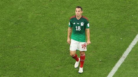 Write informative laconic excerpt under 30 words in mexican spanish for news below. Do not wrap it into quotation marks or html tags. Mexico legend Andrés Guardado announced his retirement from professional soccer and will likely play his last match with fringe Liga MX playoff contenders León this Sunday.Guardado, 38, had already announced his retirement from the national team in May, and unless his club side defy the odds and sneak into the Liga MX playoffs, the all-time caps leader for Mexico will say goodbye in his upcoming away match against Monterrey."I wanted to make public my decision to leave soccer at the end of this season and to stop being a professional player after 19 years," said the veteran midfielder on a social media post on Wednesday. "[I want to] thank [club president] Jesus Martinez, who gave me the opportunity to retire in Mexico. I know that things didn&apos;t turn out the way we wanted, but I&apos;m proud to belong to this institution."Despite the addition of the Mexican icon earlier this year, León failed to qualify for the 2024 Clausura playoffs and are on the cusp of doing so again in the current Apertura tournament. If León is able to get into the postseason, Guardado would then take part in the playoffs that begin on Nov. 20.During last month&apos;s 2-0 win over the United States, Guardado was given a farewell match for El Tri in his hometown. Guardado is one of just eight players that have been called-up to five World Cups.At the club level and after debuting with boyhood Liga MX side Atlas in 2005, the pacey playmaker made a name for himself through a long European stint that began in 2007."[I want to] thank Atlas that developed me, that gave me the opportunity to play soccer and to each of the teams I belonged to. To Deportivo de la Coruña, to Valencia, to Bayer Leverkusen, to PSV, to Betis," said Guardado.With León in 2024, the midfielder earned 24 appearances and scored once for the Liga MX side. During his time with Mexico, Guardado scored 28 international goals across 181 games and clinched three Gold Cup titles in 2011, 2015 and 2019. In 2015, he was given the tournament&apos;s Golden Ball award. ,El ícono mexicano Andrés Guardado, de 38 años, se retira del fútbol, jugando posiblemente su último partido con el Club León en la Liga MX este domingo.