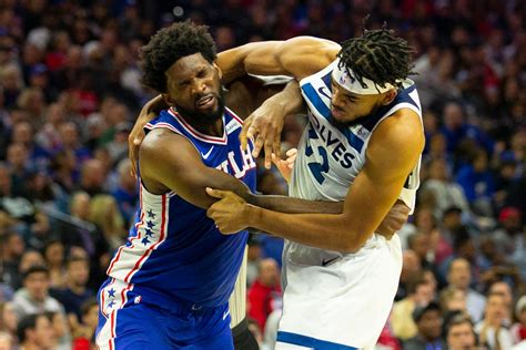 Write informative laconic excerpt under 30 words in mexican spanish for news below. Do not wrap it into quotation marks or html tags. Joel Embiid, jugador estrella de los Philadelphia 76ers, está listo para comenzar la temporada después de una lesión en el pie. Embiid se perdió dos temporadas consecutivas debido a lesiones en el pie, pero ha mostrado un buen progreso en su recuperación. A pesar de las preocupaciones sobre su historial de lesiones, Embiid sigue siendo un candidato al premio de Jugador Más Valioso y seguirá siendo la pieza central de los 76ers esta temporada.,Joel Embiid listo para la temporada después de lesión en el pie. A pesar de historial de lesiones, sigue siendo candidato al premio MVP. Será clave en los 76ers.