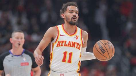 Write informative laconic excerpt under 30 words in mexican spanish for news below. Do not wrap it into quotation marks or html tags. Trae Young se mantiene como uno de los jugadores élite de fantasía en la NBA. Terminó la temporada pasada entre los ocho mejores jugadores en cuanto a puntos de fantasía totales. A pesar de la llegada de Dejounte Murray, Young produjo números similares a los de la temporada anterior. Sin embargo, la preocupación es su eficiencia en el tiro. Young continuó destacándose como uno de los mejores bases de la liga la temporada pasada. Aunque se espera una ligera reducción en sus estadísticas debido a la incorporación de Murray a los Hawks.,Trae Young, destacado en la NBA por su juego de fantasía, enfrenta desafíos con su eficiencia de tiro tras la llegada de Dejounte Murray a los Hawks.