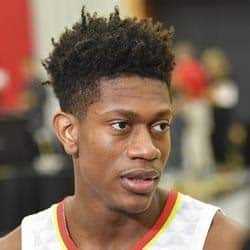 Write informative laconic excerpt under 30 words in mexican spanish for news below. Do not wrap it into quotation marks or html tags. De'Andre Hunter, jugador de los Hawks de Atlanta, ha desarrollado su juego y se ha convertido en un jugador consistente en el equipo. Hunter promedió la temporada pasada 15.4 puntos, 4.2 rebotes, 1.4 asistencias y 1.5 triples en 31.7 minutos por partido. A pesar de sus habilidades defensivas, Hunter necesita mejorar en las estadísticas defensivas para tener un mayor impacto en el fantasy basketball.,De'Andre Hunter, alero de los Atlanta Hawks, destaca por su evolución en la pista pero debe fortalecer su juego defensivo para fantasy basketball.