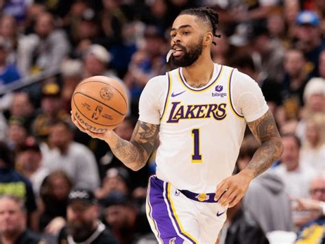 Write informative laconic excerpt under 30 words in mexican spanish for news below. Do not wrap it into quotation marks or html tags. D'Angelo Russell mejora su eficiencia en el tiro y promedia 46.9% de disparos de campo en la última temporada. - Fuente: NBA.com Russell promedia 17.8 puntos, 6.2 asistencias, 3.0 rebotes, 2.7 triples y 1.0 robos en 71 partidos. - Fuente: NBA.com A pesar de un intercambio a mitad de temporada, Russell no muestra una disminución en su rendimiento y continúa siendo una fuente constante de puntos y asistencias. - Fuente: NBA.com,D'Angelo Russell mantiene su eficacia en el tiro con 46.9% de campo, promediando 17.8 puntos y 6.2 asistencias por partido en la última temporada de la NBA.