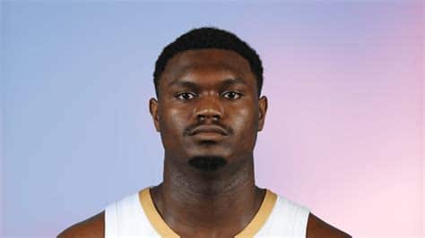 Write informative laconic excerpt under 30 words in mexican spanish for news below. Do not wrap it into quotation marks or html tags. El jugador de baloncesto Zion Williamson ha jugado solo 114 partidos en su carrera de cinco años en la NBA. En la temporada 2022-23, promedió 26.0 puntos, 7.0 rebotes, 4.6 asistencias y 1.1 robos en 29 partidos. A pesar de sus lesiones, se espera que Williamson esté listo para comenzar la temporada 2023-24 como titular con los New Orleans Pelicans. ,Zion Williamson, talentoso jugador de baloncesto, listo para liderar a los New Orleans Pelicans en la próxima temporada tras superar lesiones.