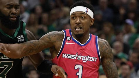 Write informative laconic excerpt under 30 words in mexican spanish for news below. Do not wrap it into quotation marks or html tags. Bradley Beal firma un contrato máximo de 5 años y $251 millones con los Wizards en la temporada baja - Fuente: No especificada Beal promedió 23.2 puntos y jugó 40 juegos la temporada pasada, disminuyendo significativamente sus porcentajes de tiro - Fuente: No especificada,Bradley Beal firma megacontrato con los Wizards por $251 millones en 5 años. Bajó su rendimiento la temporada pasada.