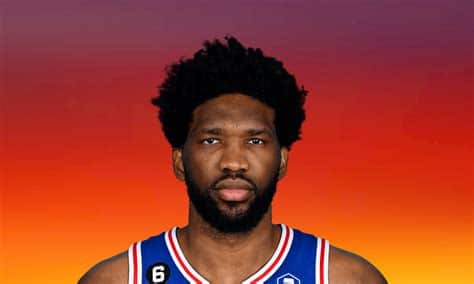 Write informative laconic excerpt under 30 words in mexican spanish for news below. Do not wrap it into quotation marks or html tags. - Joel Embiid, jugador de los Philadelphia 76ers, ha sido elegido el MVP de la temporada 2022-23 de la NBA, ocupando el segundo lugar tanto en valor Fantasy por partido como en valor Fantasy total, solo detrás de Nikola Jokic. - Embiid lideró la liga en puntos por partido (33.1), y lo hizo con un porcentaje de tiro eficiente de 55/33/86. También promedió 10.2 rebotes, 4.2 asistencias, 1.7 bloqueos y 1.0 robos, estableciéndose como el mejor pívot de dos vías de la liga. - Aunque su historial de lesiones ha sido problemático en el pasado, Embiid ha logrado mantenerse relativamente saludable en las últimas temporadas, disputando 68 y 66 partidos en las dos últimas campañas. Es considerado el líder ofensivo de los 76ers y un candidato al MVP.,Joel Embiid, MVP de la NBA 2022-23 con Philadelphia 76ers, destaca como el mejor pívot de dos vías. Superó a Jokic en puntos y eficiencia de tiro.