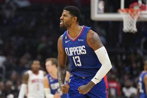 Write informative laconic excerpt under 30 words in mexican spanish for news below. Do not wrap it into quotation marks or html tags. Paul George de los Clippers de Los Ángeles ha tenido problemas para mantenerse en la cancha desde que se unió al equipo en 2019. La temporada pasada solo pudo disputar 56 juegos debido a una lesión en la rodilla derecha. A pesar de sus lesiones, George sigue siendo un jugador destacado en ambos lados de la cancha. Promedió 23.8 puntos, 6.1 rebotes, 5.1 asistencias, 2.8 triples y 1.5 robos por partido la temporada pasada. Los Clippers no hicieron muchos cambios en la temporada baja y dependerán nuevamente de George y Kawhi Leonard, quien también ha tenido problemas de lesiones, para competir por el título de la NBA.,Paul George, estrella de los Clippers, lucha con lesiones pero mantiene un rendimiento destacado. Los Clippers confían en él y Kawhi Leonard para la temporada.