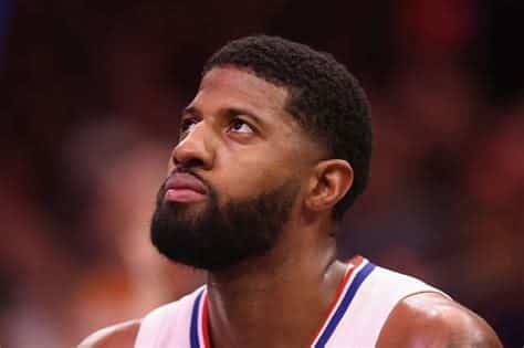 Write informative laconic excerpt under 30 words in mexican spanish for news below. Do not wrap it into quotation marks or html tags. Paul George ha tenido problemas para mantenerse en la cancha desde que se unió a los Clippers en 2019. La temporada pasada jugó 56 partidos regulares, lo cual fue un alto rendimiento en los últimos cuatro años. George ha tenido problemas de lesiones, específicamente una rodilla derecha lesionada, lo cual lo dejó fuera de la mayoría de los playoffs de fantasía y de la eliminación de los Clippers en la primera ronda en los playoffs de la NBA. A pesar de las lesiones, George sigue teniendo un buen rendimiento en la cancha. El ocho veces All-Star tuvo promedios de 23.8 puntos, 6.1 rebotes, 5.1 asistencias, 2.8 triples y 1.5 robos por partido la temporada pasada.,Paul George, estrella de los Clippers, lucha contra lesiones pero sigue mostrando gran desempeño en la cancha con promedio de 23.8 puntos por partido.