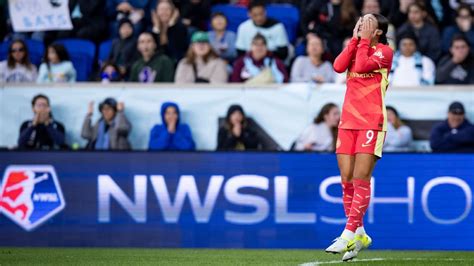 Write informative laconic excerpt under 30 words in mexican spanish for news below. Do not wrap it into quotation marks or html tags. Nov 12, 2024, 10:04 AM ETCall it irony. Call it predictable. Call it justice. Either way, the top four seeds in the 2024 NWSL playoffs -- the largest postseason field in league history -- all won in the quarterfinals this weekend.The NWSL&apos;s defining characteristic has long been its parity from top to bottom, but this year, 16 points separated fourth from fifth place; 40 points was the gulf between top and bottom in the table. The four best teams -- Shield winners Orlando Pride, the Washington Spirit, NJ/NY Gotham FC, and the Kansas City Current -- were in a league of their own.So, the expansion of the playoffs to eight teams (in a 14-team league) meant several below-.500 teams made the postseason. All of them are now watching the rest of the playoffs from home.Did they have successful seasons? Where does each team go from here heading into 2025? We&apos;re putting a bow on all the NWSL&apos;s eliminated teams and will update this after two more teams bow out in the semifinals.Chicago Red Stars (10W-14L-2D, eighth in regular season)Playoffs: Eliminated by No. 1 seed Orlando Pride, 4-1 in quarterfinalsIt isn&apos;t surprising that the lowest-ranked seed in the playoffs put in the worst performance of the quarterfinals. It really isn&apos;t surprising considering the opponent was the top-ranked Orlando Pride team that nearly finished the season unbeaten. But if there were ever a way to underscore the danger of overexpanding the playoffs, it was right there for everyone to see on Friday&apos;s curtain raiser to the postseason.Chicago got throttled by Orlando and looked doomed from the opening minutes. The Pride opened up a 4-0 lead before a self-induced error by Orlando goalkeeper Anna Moorhouse gifted Chicago a consolation goal. The Red Stars would have needed to play a perfect game to even have a shot at what would have been the biggest upset in NWSL history, and they didn&apos;t come close. Orlando owned the midfield, and Chicago left massive gaps for forward Barbra Banda to run into. Banda scored twice, including a third Orlando goal on effectively the final play of the first half."We had some plays in the back that were just way out of character," Chicago head coach Lorne Donaldson said after the loss. "As coach, maybe I should have fixed something back there. It&apos;s not the players, I just got it wrong."Still, this season is one of marked improvement for Chicago. In 2023, the Red Stars finished in last place during an unnecessarily long ownership transition that left the team in limbo for much of the season. Backed by new majority owner Laura Ricketts and Donaldson as coach, the Red Stars jumped out to a bright start in 2024, defining themselves as a gritty defensive team that was happy to concede possession, frustrate teams, and take their chances on counterattacks. It&apos;s a formula that can work in the NWSL -- but it has its limits.A season-ending injury to defender Sam Staab in July left Chicago thin at the back. Cari Roccaro, usually a holding midfielder, filled in admirably at center back, but the team&apos;s lack of depth and experience, combined with an in-progress transformation, meant it was nowhere near competing with the league&apos;s best. Chicago failed to secure a single regular-season victory over any team in the top five.This offseason will be about building depth around star forward Mallory Swanson, who is entering Year 2 of a five-year contract."Obviously, we&apos;ll look to get some better players -- a few veterans and a few young players," Donaldson said on Friday. "You build a team by getting better players. As I told the team, the unfortunate thing about sports [is] not everybody&apos;s going to be around. There will be changes in our team, just like any other team."Bay FC (11W-14L-1D, seventh in regular season)Playoffs: Eliminated by No. 2 seed Washington Spirit, 2-1 (AET) in quarterfinalsNo lower seed entered the playoffs hotter than Bay FC, and the visitors nearly pulled off the upset in Washington, D.C., on Sunday. Forward Asisat Oshoala put Bay FC ahead in the 82nd minute to give the No. 7 seed hope, but Washington defender Tara McKeown called back memories of her forward days with an emphatic equalizer four minutes later in front of a raucous home crowd at Audi Field.An own goal by Bay FC defender Caprice Dydasco decided the match six minutes into extra time. It was a cruel ending for a team that put in a gritty, defensive performance that was emblematic of the midseason transformation that got them to the playoffs in the first place."Who would have thought that six months ago, seven months ago, that we would have been playing the Spirit in the playoffs and we&apos;re taking them into overtime?" Bay FC coach Albertin Montoya said after Sunday&apos;s loss.playCaprice Dydasco&apos;s untimely goal helps send the Spirit to the NWSL semifinalsCaprice Dydasco accidently scores in her own goal to give the Washington Spirit a lead in extra time to help lead them to the NWSL semifinals.Few people is the likely answer.Bay FC was just the second NWSL expansion team to make the playoffs in its first season (San Diego Wave FC, 2022), making this campaign a successful launch. The team spent over $1 million on transfers, including a world-record €735,000 transfer fee (about $788,000 at the time, plus the possibility of $75,000 in add-ons) for forward Racheal Kundananji, and it loaded up their attack. They were poor and organized defensively to start the season, however, and they needed recalibrating.Kiki Pickett took ownership of a holding midfield role after an early-season injury to Alex Loera, and the August arrival of center back Abby Dahlkemper marked a tangible turning point for this team. The 2019 World Cup winner with the United States scored in her first game for Bay FC, and Bay went 5W-3L-1D after she arrived.Dahlkemper looks like her old self (a USWNT starter and top center back at her best), and Bay looks to have the spine of its team in shape. Kundananji and Oshoala looked well adapted to the league in the second half of the season, too. The foundation is there -- if they can keep the group together and build on it.Portland Thorns FC (10W-12L-4D, sixth in regular season)Playoffs: Eliminated by NJ/NY Gotham FC, 2-1 in quarterfinalsThere were more disappointing NWSL teams this season (San Diego went from Shield winners last year to 10th and could have finished last heading into the final weekend), but Portland&apos;s erratic season was the most concerning among the playoff teams.The Thorns made a coaching change only four matches into the season after the identity problems of 2023 carried into the new season. Then they won six straight matches, a run that led them to remove the "interim" tag from head coach Rob Gale. A seven-game winless streak after the Olympic break followed that decision.Portland is a team stacked with individual talent, including star striker Sophia Smith. But too often this season and last, the Thorns relied on the USWNT star to be their lone outlet and source of relief from pressure when their midfield struggled, and their backline (and rotation of goalkeepers) bent and sometimes broke.playTemwa Chawinga puts KC up early in the NWSL quarterfinalsTemwa Chawinga&apos;s initial shot gets blocked, but she gathers the rebound and buries a goal for the Current.Smith could be seen in conversation with her teammates on multiple occasions on Sunday at Red Bull Arena as the Thorns struggled to break Gotham&apos;s waves of early pressure. Worryingly, she limped off the field with assistance in stoppage-time after having her right ankle evaluated. The ankle has bothered her since the Olympics, and Gale said postgame that Smith has "barely been able to train."Overall, another offseason of soul-searching awaits in Portland. Forward Christine Sinclair officially played the final match of her two decade-plus career. She spent all 11 years of the NWSL&apos;s existence in Portland, and her retirement leaves a potential leadership gap for the Thorns. Defender Becky Sauerbrunn, another veteran leader, is out of contract.Defensively, the Thorns need to figure out their preferred unit, including in net. (Bella Bixby, who had been the No. 1, missed the season on maternity leave.) But beyond that, they really need to own an identity beyond counterattacking through Smith. There&apos;s too much talent there -- including in midfield -- to not dictate games more often. And expectations remain high for the three-time league champions.This year was one of transition for the Thorns. That comes with its own challenges, but the expectations will be higher come 2025."We&apos;re a club that&apos;s building and growing under our new ownership, and there&apos;s lots to look forward to with the new facilities," Gale said on Sunday, alluding to the training center new ownership has promised to build. "It&apos;s a young, young squad but to a person they never turned on each other. You saw how much effort they put in as a group."North Carolina Courage (12W-11L-3D, fifth in regular season)Playoffs: Eliminated by the Kansas City Current, 1-0 in quarterfinalsArguably no team owned and projected a sense of identity more than the North Carolina Courage this season.Like last year, the Courage kept possession more than any other team in the league, offering a counterpoint to the notion that the NWSL is only about transition. The problem is that the NWSL still is so often about transition, and North Carolina often dominated on-ball stats, losing matches due to momentary errors. It happened in the regular season, and it happened again to a degree in Saturday&apos;s quarterfinal loss to Kansas City.playRose Lavelle scores go-ahead goal in stoppage timeRose Lavelle scores Gotham FC&apos;s winning goal against the Portland Thorns in the 97th minute to advance in the NWSL quarterfinals.For all the beautiful soccer the Courage played this year, they lacked a go-to scorer and too often tried to walk the ball into the net. Their 34 goals scored this season was the least among the top six teams. After Saturday&apos;s loss, Courage head coach Sean Nahas called the team&apos;s struggles to get around goal "the story of our season."Nahas also rightfully pointed out that his team has dealt with injuries throughout the year, none more difficult than the absence of 2023 league MVP Kerolin, whose 10 goals last season ranked second best in the NWSL. She tore her ACL on the final weekend of the regular season in 2023.Insert a healthy Kerolin into this Courage team for the entire season, and perhaps North Carolina is contending for a home playoff game. She played in only four regular-season games this year, and though she started in Saturday&apos;s quarterfinal loss, she wasn&apos;t 100% and couldn&apos;t go the full 90.Nahas called the 16-point gap from fourth to fifth "writer talk, not football talk" ahead of the playoffs. Indeed, the difference between North Carolina and Kansas City on the day was marginal, and the Courage will feel unlucky to have lost.But a common theme among the top four teams is an MVP-level forward. Another way to look at the difference between the two teams on Saturday is that Kansas City has Temwa Chawinga, who scored the game&apos;s lone goal and buried 20 in the regular season to set a new league record.That&apos;s the missing piece from an otherwise strong North Carolina team. The answer could be as simple as getting a healthy Kerolin back, but nothing is ever simple: Kerolin is a free agent, and there was wide speculation last winter that she would move abroad. Her stock has risen exponentially since she arrived in North Carolina nearly three years ago and keeping her in Courage country could be difficult."I haven&apos;t even thought about it," Nahas said about next year. "I just know that we have to sort of lock up our players now and figure out what&apos;s their plan, and we go from there. I&apos;m just tired of getting knocked out in the first round, so we have to figure out ways that we can see beyond it, but these are the moments that you relish and you learn from." ,Los cuatro mejores equipos de la NWSL avanzan en cuartos de final. Orlando Pride, Washington Spirit, NJ/NY Gotham FC y Kansas City Current demostraron superioridad en la liga.