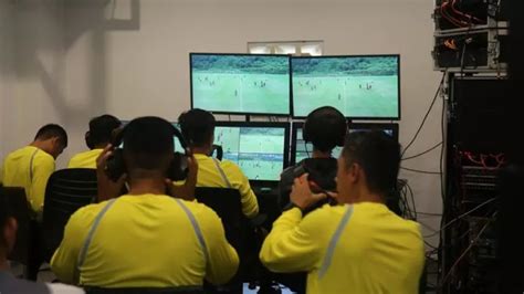 Write informative laconic excerpt under 30 words in mexican spanish for news below. Do not wrap it into quotation marks or html tags. playIs a challenge system the future of VAR? (2:24)Dale Johnson details potential future changes to VAR. (2:24)FIFA is hoping to be granted permission from the International Football Association Board (IFAB) to continue trials of Football Video Support (FVS), an alternative VAR system which gives coaches the chance to challenge decisions.FVS, which was used at the U20 and U17 FIFA Women&apos;s World Cups this year, was approved for testing by the IFAB in March, and FIFA now wants to expand it to other competitions. It was first deployed during the Blue Stars/FIFA Youth Cup, a FIFA competition held in Zurich in May, before being used at the two international tournaments.Rather than reviews being overseen and controlled only by an official acting as a video assistant referee, FVS gives coaches the chance to make up to two challenges per match if they feel an error has been made."We are at the beginning of the trial and the experiences at both the U20 and U17 FIFA Women&apos;s World Cup will be carefully analysed but so far, we haven&apos;t noticed anything unexpected," Pierluigi Collina, the chairman of FIFA&apos;s referees&apos; committee, told ESPN."As agreed, FIFA will present a report at the next IFAB ABM and request to continue the trial on a wider basis. Several FIFA member associations already showed the interest to participate to the trial. If IFAB will give the permission, next year there will be several competitions using FVS."At present, the challenge system is only intended for use in leagues with fewer resources, ideally with no more than four cameras, rather than top divisions like the Premier League."Making clear that FVS is not VAR is critical, in particular in terms of expectations," Collina said. "Because of the limited number of cameras, FVS won&apos;t be able to show what VAR can show. Offside is an example: without cameras properly positioned, only clear offside can be spotted. This makes the on-field decision important too."FVS is designed to work with a limited camera set up, ideally up to 4-5. With more cameras, the process of checking all of the footage and available angles may become very long as, and differently from VAR, there are not any video match officials selecting those clips to be seen by the referee."With FVS the coach makes a challenge to a decision and the referee then goes to the side of the pitch to view a replay of the incident. Unlike with VAR, there is only a replay operator who cues up the video. The match referee alone then assesses his own decision and isn&apos;t told he has made a clear and obvious error in advance.Referee Ivana Martincic reviews an incident after a challenge made by a coach during the FIFA U20 Women&apos;s World Cup semifinal between United States and North Korea in Cali, Colombia. Hector Vivas - FIFA/FIFA via Getty ImagesCollina added: "Even though [the U20 and U17 FIFA Women&apos;s World Cup] was the first experience, both for the teams and the match officials, we feel that the outcome was very positive. We ensured that they were well briefed beforehand and we conducted a survey with the coaches after the tournament which showed that FVS was positively received and considered worthy to be used in the future."Collina said that the FVS challenge system places the responsibility solely on the coaches, and referees would not action reviews themselves."Coaches have a limited number of review requests, two per match, and they lose it when unsuccessful," Collina added. "Therefore, they are careful not to waste review requests during the match. It could happen that they make a sort of &apos;last try&apos; for an incident that occurs at the very end of the match, but that wouldn&apos;t necessarily present a tactical advantage."Giving the referee the possibility to initiate a review would mean to put him/her under extra pressure, as players would try to convince the referee to decide to go to the monitor every time a decision is taken. For this reason coaches are responsible for the decision to request a review, though they could be recommended by players, as they are often closer to the incident, if not directly involved."Part of the FIFA president&apos;s vision is to explore both existing and emerging technologies to positively impact the game, especially in order to help referees to make correct decisions. We want to do this while ensuring that any potential use is cost-effective, beneficial and practical across the global football community."While VAR is used in some 200 competitions around the world, many others cannot implement it due to the limited financial and human resources available. Football Video Support is a more affordable technology that many more FIFA member association can implement to help referees when needed. VAR and FVS are different solutions for different needs." ,FIFA busca autorización de IFAB para expandir el sistema de apoyo video FVS, permitiendo a los entrenadores desafiar decisiones en partidos de fútbol.