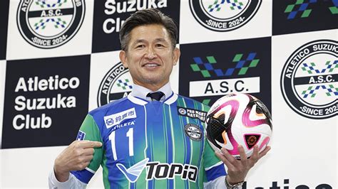 Write informative laconic excerpt under 30 words in mexican spanish for news below. Do not wrap it into quotation marks or html tags. Nov 12, 2024, 02:02 PM ETJapanese soccer player Kazuyoshi Miura is several generations older than his teammates. His contemporaries retired decades ago. Lionel Messi is 37, and Cristiano Ronaldo is 39 -- mere youngsters compared to Miura.Miura will turn 58 in February, and the Japanese news agency Kyodo reported this week that he intends to play next season for his fourth-tier Japanese club, Suzuka. It will be his 40th season playing in professional soccer."I had a one-and-a-half-year contract [signed in the summer of 2024]. I think it was a natural progression," he saidKnown as "King Kazu," Miura is widely listed as the oldest active professional soccer player.Miura scored 55 goals in 89 appearances and was a star with Japan&apos;s national team in the 1990s.He has played professionally in Brazil, Italy, Croatia, Australia and Portugal. He made his debut in 1986 with Brazilian club Santos, a side made famous by Brazilian star Pelé.Information from The Associated Press contributed to this report. ESPN BET is owned and operated by PENN Entertainment, Inc. and its subsidiaries (&apos;PENN&apos;). ESPN BET is available in states where PENN is licensed to offer sports wagering. Must be 21+ to wager. If you or someone you know has a gambling problem and wants help, call 1-800-GAMBLER.Copyright: © 2024 ESPN Enterprises, Inc. All rights reserved. ,A los 57 años, el jugador de fútbol japonés Kazuyoshi Miura es el jugador profesional activo más antiguo, con 40 temporadas en su carrera.