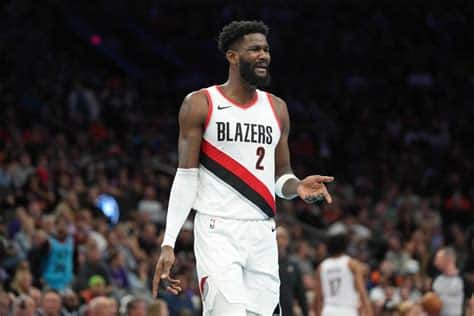 Write informative laconic excerpt under 30 words in mexican spanish for news below. Do not wrap it into quotation marks or html tags. Deandre Ayton ha conseguido promediar un doble-doble en las últimas cinco temporadas de la NBA, con 18.0 puntos y 10.0 rebotes por partido en la temporada 2022-23. A pesar de las estadísticas ofensivas sólidas, Ayton ha mostrado una actuación defensiva decepcionante, promediando solo 0.8 bloqueos y 0.6 robos por partido durante la temporada. Ayton fue traspasado a los Portland Trail Blazers como parte de un intercambio de jugadores que llevó a Damian Lillard a los Milwaukee Bucks. Sin embargo, se espera que Ayton sea el centro titular de los Trail Blazers y tenga un papel destacado en la ofensiva del equipo.,Deandre Ayton logra doble-doble en NBA pero su desempeño defensivo decepciona. Traspasado a los Portland Trail Blazers en intercambio por Damian Lillard.