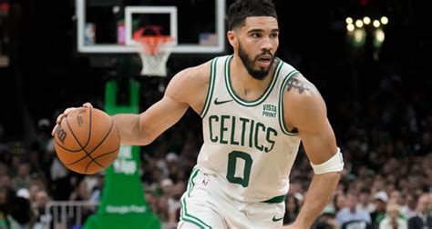 Write informative laconic excerpt under 30 words in mexican spanish for news below. Do not wrap it into quotation marks or html tags. El jugador estrella de los Boston Celtics, Jayson Tatum, ha mejorado sus estadísticas de puntos, rebotes y asistencias por juego durante las últimas seis temporadas. Tatum ha demostrado ser un anotador eficiente, con un promedio de 46.1% de tiros de campo y 85.2% desde la línea de tiros libres. Se espera que Tatum asuma un papel aún más importante en el equipo, especialmente después de la adquisición de Kristaps Porzingis, lo que podría resultar en un aumento en sus asistencias por juego.,Estrella Celtics Jayson Tatum mejora en puntos, rebotes y asistencias. Anotador eficiente, con 46.1% de tiros de campo y 85.2% de tiros libres. Podría aumentar asistencias con Porzingis.