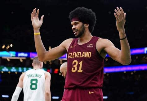 Write informative laconic excerpt under 30 words in mexican spanish for news below. Do not wrap it into quotation marks or html tags. Jarrett Allen, uno de los centros más productivos de la NBA, tuvo un rendimiento sólido en la temporada 2022-2023, promediando 14.3 puntos, 9.8 rebotes, 1.7 asistencias y 1.2 bloqueos por partido. A pesar de la incorporación de Evan Mobley, Allen seguirá siendo un activo fantástico en el juego de fantasía, gracias a su habilidad en ambos lados de la cancha. Allen firmó un contrato a largo plazo con los Cavaliers, lo que indica que es un pilar importante en los planes del equipo para el futuro. Su versatilidad y talento lo convierten en uno de los mejores jóvenes centros de la liga.,Jarrett Allen destaca como centro en la NBA con 14.3 puntos, 9.8 rebotes y contrato a largo plazo con los Cavaliers.