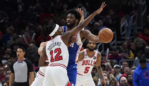 Write informative laconic excerpt under 30 words in mexican spanish for news below. Do not wrap it into quotation marks or html tags. Joel Embiid, jugador de los 76ers de Filadelfia, fue el segundo jugador más valioso en la temporada 2022-23 de la NBA, con promedios de 33.1 puntos, 10.2 rebotes, 4.2 asistencias, 1.7 bloqueos y 1.0 robos por partido. Embiid ha sido el líder en puntos por partido de la NBA en las dos últimas temporadas y ha mejorado su salud, jugando 68 y 66 juegos en las últimas dos temporadas, respectivamente. Para la temporada 2023-24, Embiid se espera que sea nuevamente la opción número uno en el ataque de los 76ers y candidato al MVP, especialmente si James Harden no juega debido a una posible demanda de intercambio.,Embiid, líder en puntos, rebotes, y MVP potencial para 76ers en 2023-24, mientras Harden enfrenta posible demanda de intercambio.