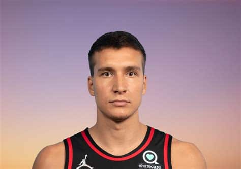 Write informative laconic excerpt under 30 words in mexican spanish for news below. Do not wrap it into quotation marks or html tags. Bogdan Bogdanovic ha tenido un papel importante en los Atlanta Hawks, aunque su papel ha sido irregular debido al alto uso de Trae Young y Dejounte Murray. Jugó menos de 28 minutos por juego la temporada pasada, promediando 14 puntos, 3.1 rebotes, 2.8 asistencias y 2.7 triples por juego. En la temporada 2021-2022, Bogdanovic comenzó como titular pero terminó como suplente, jugando 36 de sus 63 partidos regulares y los seis partidos de playoffs desde el banquillo. Promedió 15.1 puntos por juego, junto con 4.0 rebotes y 3.1 asistencias. A pesar de las lesiones en la temporada pasada, Bogdanovic tuvo una buena actuación en su primer año con los Hawks, promediando 16.4 puntos, 3.6 rebotes, 1.1 robos y un 43.8% en tiros de tres puntos. Debería tener un papel importante desde el banquillo en la temporada 2022-2023.,Bogdan Bogdanovic, jugador clave de los Atlanta Hawks, destaca por su versatilidad en la cancha y su impacto desde el banquillo. Promedio sólido de puntos y triples.