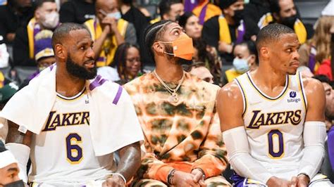 Write informative laconic excerpt under 30 words in mexican spanish for news below. Do not wrap it into quotation marks or html tags. La estrella de los Lakers, Anthony Davis, continúa lidiando con lesiones que afectan su valor en el fantasy. A pesar de esto, tuvo una excelente temporada en 2022-23, promediando un 56.3% de tiros de campo y 12.5 rebotes por juego. También mejoró su porcentaje de tiros libres a 78.4%. Su papel en el equipo no está en peligro y es la segunda opción detrás de LeBron James. La temporada pasada, Davis solo pudo disputar 40 de los 82 partidos de los Lakers debido a las lesiones. A pesar de esto, sus números ofensivos fueron consistentes con su promedio en su carrera. Sin embargo, su porcentaje de tiros libres y de tres puntos han disminuido en los últimos dos años. A pesar de las lesiones, fue uno de los mejores jugadores defensivos, promediando 2.0 bloqueos y 1.1 robos por juego. La salud sigue siendo un factor importante en la carrera de Davis. A pesar de sus lesiones, sigue siendo uno de los mejores jugadores en el fantasy y tiene el potencial de ser seleccionado en la primera ronda. Los Lakers esperan que las adiciones de Russell Westbrook, Carmelo Anthony y Dwight Howard ayuden a reducir la carga de Davis y evitar otra temprana eliminación en los playoffs.,La estrella de los Lakers, Anthony Davis, lucha con lesiones, pero destaca en temporada 2022-23 con buenos números ofensivos y defensivos. Su papel en el equipo sigue siendo relevante.