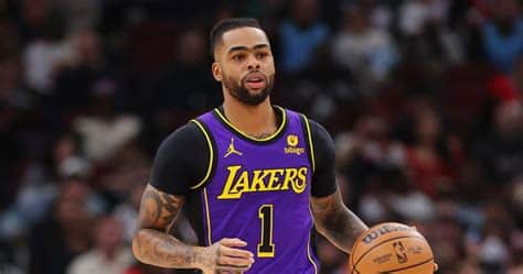 Write informative laconic excerpt under 30 words in mexican spanish for news below. Do not wrap it into quotation marks or html tags. D'Angelo Russell mejora su eficiencia de tiro la temporada pasada. Promedió 17.8 puntos, 6.2 asistencias, 3.0 rebotes y 2.7 triples por partido. Tendrá la oportunidad de dirigir la ofensiva de los Lakers en la próxima temporada.,D'Angelo Russell mostró mejoría en su tiro la campaña anterior. Destacó con 17.8 puntos, 6.2 asistencias y liderará la ofensiva de los Lakers.