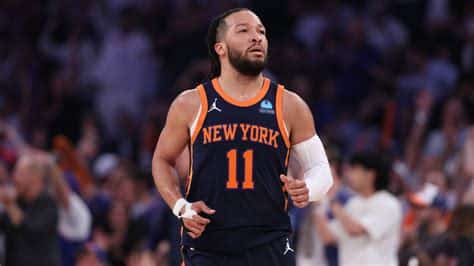 Write informative laconic excerpt under 30 words in mexican spanish for news below. Do not wrap it into quotation marks or html tags. Jalen Brunson disfrutó de la mejor temporada de su carrera en 2022-23, promediando 24.0 puntos, 6.2 asistencias y 0.9 robos por juego con los Knicks. A pesar de la incorporación de nuevos jugadores en la posición de base, Brunson se espera que siga siendo una opción ofensiva clave para los Knicks en la próxima temporada. Brunson tuvo un papel destacado en los playoffs de los Mavericks, promediando 32.0 puntos, 5.3 rebotes y 5.3 asistencias por juego en ausencia de Luka Doncic.,Jalen Brunson brilló en la temporada 2022-23 con los Knicks, demostrando ser un pilar ofensivo clave. Esperan que mantenga su desempeño en la próxima temporada.