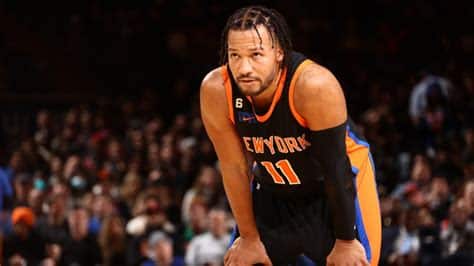 Write informative laconic excerpt under 30 words in mexican spanish for news below. Do not wrap it into quotation marks or html tags. Jalen Brunson, jugador de baloncesto, disfrutó de su mejor temporada en 2022-23 con los Knicks, promediando 24.0 puntos, 6.2 asistencias y 0.9 robos por partido. Brunson fue clave para los Mavericks durante los playoffs, promediando 32.0 puntos, 5.3 rebotes y 5.3 asistencias por partido en ausencia de Luka Doncic. A pesar de la llegada de nuevos jugadores a los Knicks, Brunson seguirá siendo el base titular y una opción ofensiva importante para el equipo.,Jalen Brunson brilló con los Knicks en la temporada 2022-23 y se espera que siga siendo pieza clave en el equipo a pesar de los cambios.