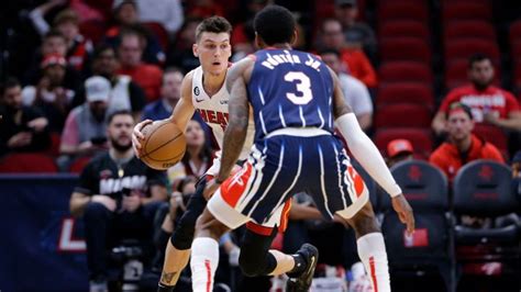 Write informative laconic excerpt under 30 words in mexican spanish for news below. Do not wrap it into quotation marks or html tags. Tyler Herro de los Miami Heat busca elevar su juego en su quinta temporada en la NBA. Herro recibió el premio al Sexto Hombre del Año en la temporada 2021-2022. A pesar de la llegada de nuevos jugadores al equipo, se espera que Herro tenga un rol importante en la ofensiva de los Heat.,Tyler Herro, de los Miami Heat, quiere brillar en su quinta temporada en la NBA tras ganar el premio al Sexto Hombre del Año. Esperan que sea clave en la ofensiva del equipo.