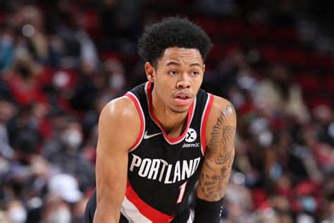 Write informative laconic excerpt under 30 words in mexican spanish for news below. Do not wrap it into quotation marks or html tags. Anfernee Simons cerró la temporada 2022-23 como el jugador número 101 de la NBA, promediando 21.1 puntos por partido, 4.1 asistencias, 0.7 robos y 3.4 triples. A pesar de la llegada de Scoot Henderson, Simons se encuentra en una situación similar a la del año pasado debido a la salida de Damian Lillard. Sin embargo, podría asumir un mayor protagonismo como líder del joven backcourt de Portland. Después de recibir una extensión de contrato de cuatro años y $100 millones esta temporada, Simons es una opción interesante en formatos de draft debido a su contribución en múltiples categorías y su potencial como anotador.,Anfernee Simons destaca en la NBA como jugador clave de los Portland Trail Blazers, tras extensión de contrato millonaria y posible liderazgo en la ausencia de Damian Lillard.