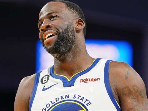 Write informative laconic excerpt under 30 words in mexican spanish for news below. Do not wrap it into quotation marks or html tags. Draymond Green regresa a los Golden State Warriors en un contrato de cuatro años y $100 millones. Green es uno de los mejores defensores de la liga y fue seleccionado en el Segundo Equipo Defensivo el año pasado. Green promedió 8.5 puntos, 7.2 rebotes, 6.8 asistencias y 1.8 robos y bloqueos por partido en la temporada pasada.,Draymond Green firma un contrato lucrativo con los Warriors tras ser destacado por su defensa en la temporada pasada.