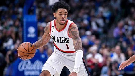 Write informative laconic excerpt under 30 words in mexican spanish for news below. Do not wrap it into quotation marks or html tags. Anfernee Simons cerró la temporada 2022-23 promediando 21.1 puntos por partido, pero aún no ha alcanzado el estatus de élite en la NBA. Su futuro en los Trail Blazers es incierto debido a la partida de Damian Lillard. A pesar de haber obtenido una extensión de contrato por $100 millones, Simons jugará principalmente como suplente en la posición de guardia en la próxima temporada. Se espera que tenga un papel importante en la segunda unidad de Portland. Simons ha mostrado mejoras en su juego, especialmente en su porcentaje de tiros de tres puntos, pero aún debe desarrollar sus habilidades de pase para ser un jugador relevante en fantasía. Su tiempo de juego estará limitado detrás de Lillard y CJ McCollum.,Anfernee Simons, destacado en puntos, busca más protagonismo en los Trail Blazers tras la partida de Damian Lillard. Su rol como suplente se consolida.