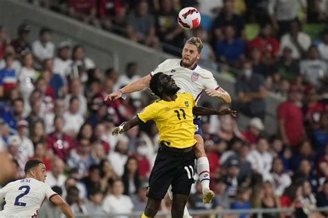 Write informative laconic excerpt under 30 words in mexican spanish for news below. Do not wrap it into quotation marks or html tags. ST. LOUIS - U.S. men&apos;s national team manager Mauricio Pochettino said it was "fantastic" to see his players perform in the team&apos;s 4-2 win over Jamaica in the quarterfinals of the Concacaf Nations League, a win that gave the USMNT a 5-2 victory on aggregate.The U.S. raced out to a 3-0 halftime lead thanks to a pair of goals from Christian Pulisic and another from Ricardo Pepi. Jamaica responded in the second half with a pair of goals from Demarai Gray, but those were sandwiched around a thumping strike from Tim Weah, to keep the Reggae Boyz at arm&apos;s length.It left Pochettino - who has been on the job for just over two months - impressed with how much the U.S. team has adapted to the concepts he&apos;s tried to impart."I am so pleased. The first 45 minutes is the way that we want to grow, build our journey together and I think it was fantastic to see the player perform," he said."In a short period, and with not too [much] time to work, I think in the way that they adapt and receive all the concepts and in the way that we try to play, I think they show that we have unbelievable players with the capacity to understand quick, learn quick and that is because [of] our talented players."Pochettino noted that he wasn&apos;t pleased with the way the second half unfolded, with the Reggae Boyz netting twice. He said that his side needed to figure out a way to change the tempo before conceding a goal."We didn&apos;t approach the [half] in the way that we wanted," he said. "We were talking about that the challenge is to win the second half and that was only the thing that was a little bit [worrying]. Not to go to the second half with the same mentality and the same aggressiveness and the approach that we started the first half and that happened. I think we can call it mentality or we can use a different word but I think [these are] things that we still need to improve."Mauricio Pochettino led the USMNT to the Nations League semifinal and secured a spot in next year&apos;s Gold Cup with the victory over Jamaica. Photo by John Dorton/ISI Photos/USSF/Getty ImagesPochettino threw a tactical wrinkle at Jamaica in the first half, with usual left back Antonee Robinson pushing into midfield to not only help with the buildup but also help thwart counterattacks. He said that the first camp he held in October, the buildup was simpler, but the current camp allowed for a bit more experimentation."That rotation, that mobility to appear and to change position I think is in the way that we like to play and we want to play and I think what we were finding is see the player performing in different position, maybe non-natural position but become a natural way with time," he said about the tactical switch involving Robinson. "But I think it is, yes, it&apos;s a thing that we are going to keep improving, keep testing. Also I think the objective is in 2026 to arrive in our best condition with the capacity with all the characteristics we have from the player, with the player that we have, to find the best way to perform."Pochettino said that after two camps, he&apos;s happy with where the team is at, and is optimistic about the path the team is on."I&apos;m so happy because in these two camps in two months I think it&apos;s amazing in the way that we are one team," he said, "I think it&apos;s a team that is very careful about each other, that we fight for each other, how the staff look after the player but the player look for the staff. I think we are creating that idea of [being] all together and feel confidence and that is the most important thing." ,El técnico de la selección de EE.UU., Mauricio Pochettino, elogió la actuación de sus jugadores en la victoria 4-2 sobre Jamaica en la Nations League.